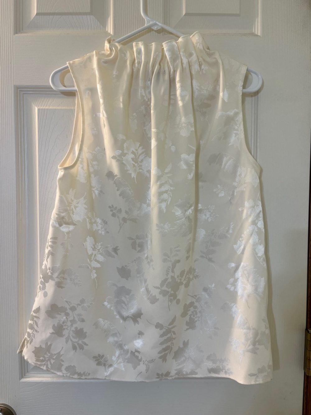 Sleeveless Cream Floral Jacquard Top - Picture 2 of 11